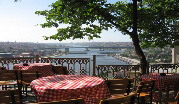 رحلة القرن الذهبي مقهى بيرلوتي في اسطنبول